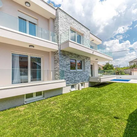 וילה Irena Kaštela