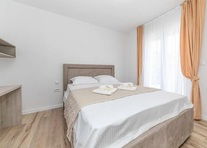 Irena Villa *